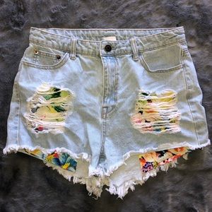 Denim shorts with floral pockets